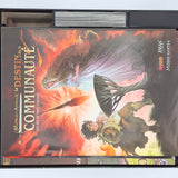 Boîte du jeu rangée avec le livret posé au-dessus de l’insert