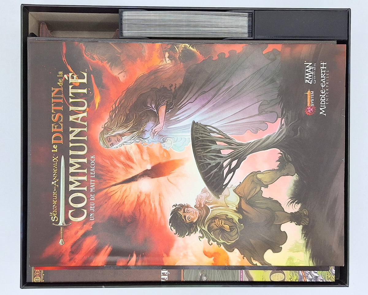 Boîte du jeu rangée avec le livret posé au-dessus de l’insert