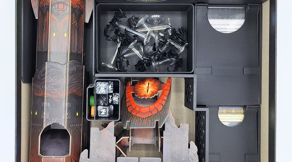 Rangement des Nazgûl et des cartes dans la boîte du jeu